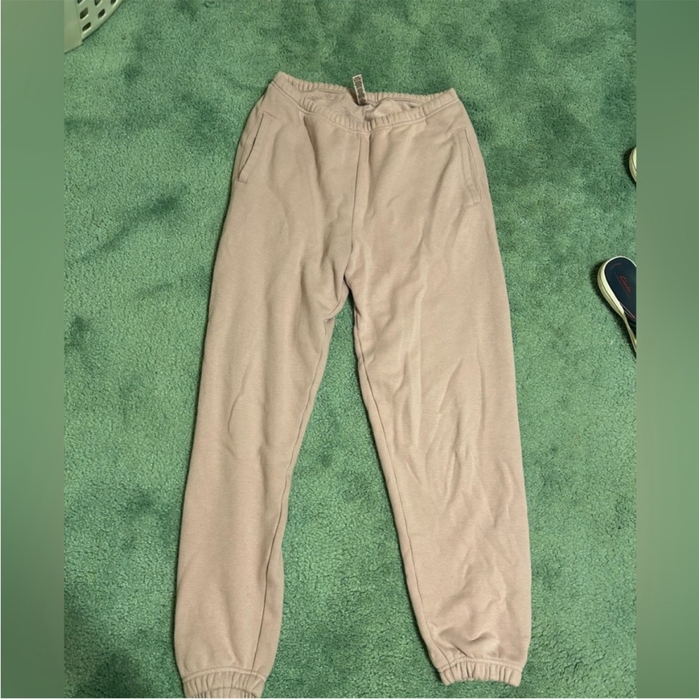 SKIMS Cotton Fleece Joggers - Picture 4 of 6